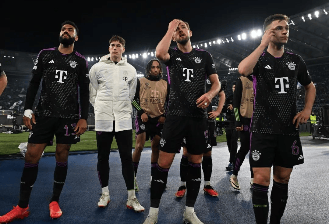 拜仁已连续19场联赛进球2+，有望追平自己保持的德甲纪录（拜仁联赛已19场至少进两球，剑指追平其保持的德甲纪录）