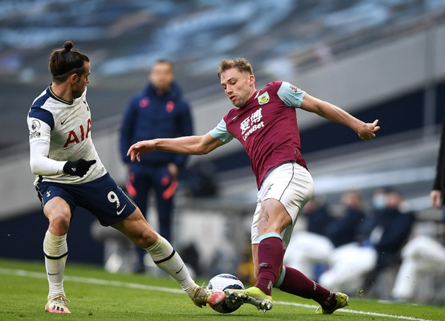 湖人半场高效，两项命中率均超5成，两队狂轰16记三分（半场火力全开！湖人双命中率破50%，两队合飙16记三分）