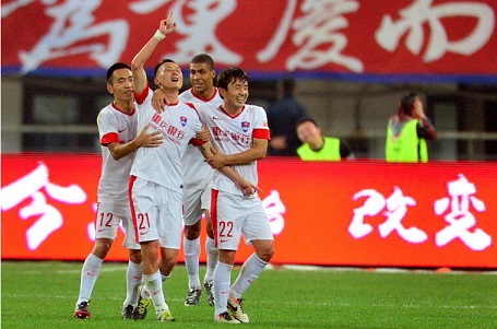 掘金约基奇豪取三双助球队连胜（约基奇揽三双，掘金续写连胜）