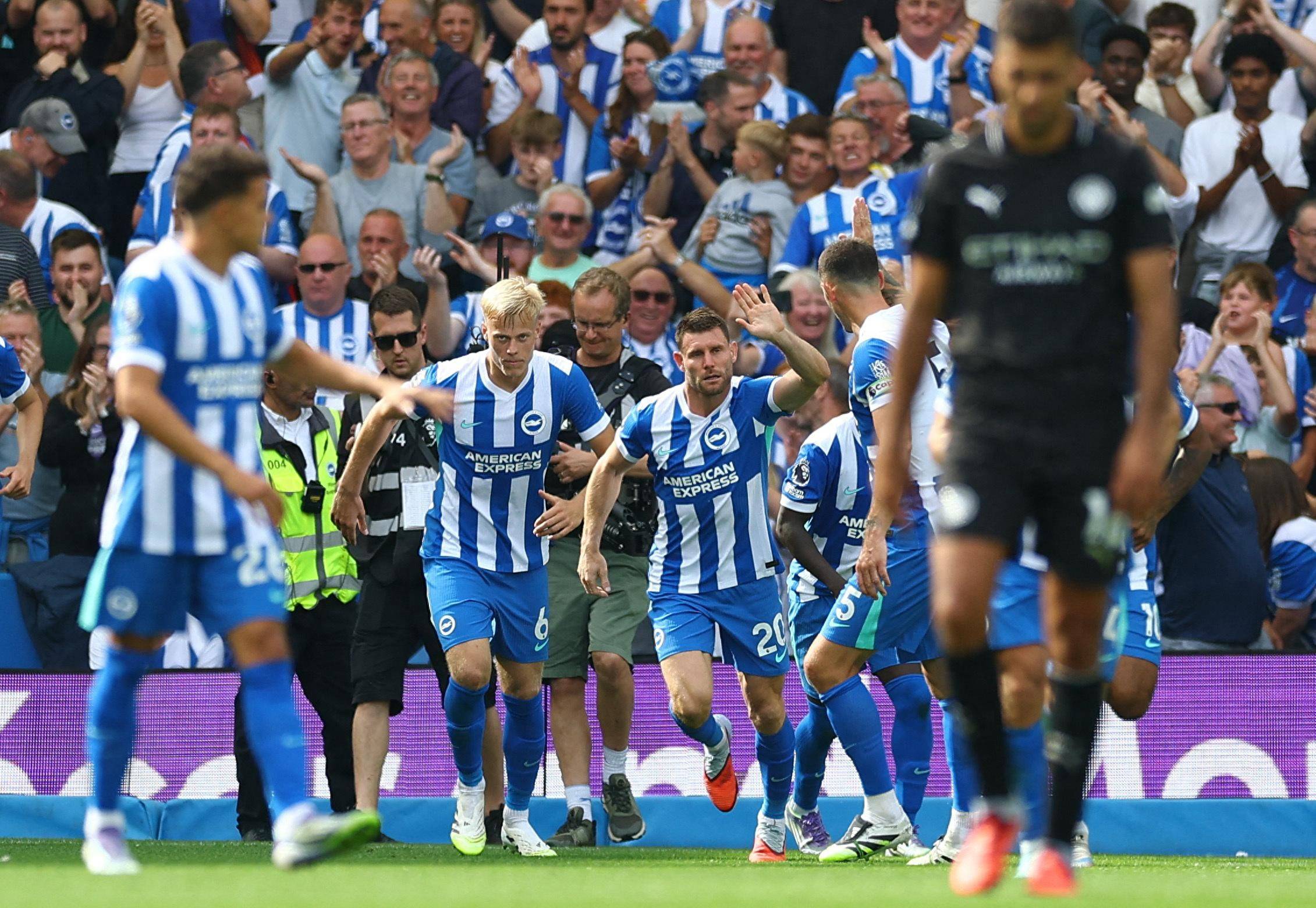 曼联因巴塞罗那关注而面临挑战，加布里埃尔被多家俱乐部关注，但曼联尽力留住他。（巴塞罗那关注加剧曼联压力：加布里埃尔成多队目标，曼联全力挽留）