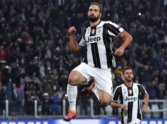 阿莫林抱头无奈！曼联队长补时踢飞空门+2次高射炮 尴尬40射门0球（阿莫林无奈抱头：曼联队长补时空门打飞再轰两脚高射炮，40次射门仍无进球）