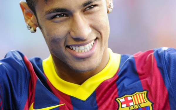 记者：诺坎普保安看到梅西后非常惊讶，当即就放他进去了（记者称：诺坎普保安认出梅西惊讶不已，立刻放行）