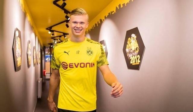 成都1-2河南赛中，阿奇姆彭遭看台球迷竖中指+骂黑鬼（成都1-2不敌河南，阿奇姆彭比赛中遭看台球迷竖中指及种族歧视辱骂）