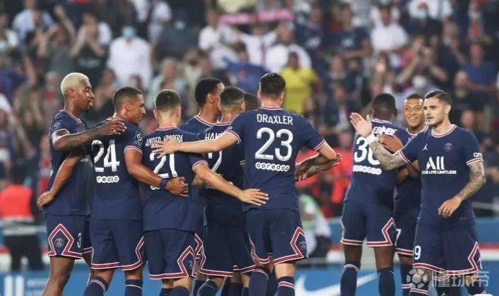 两位体坛巨星会面，樊振东欢乐开怀非常松驰，齐达内眼中充满欣赏（体坛双星同框，樊振东笑容灿烂神态轻松，齐达内目光尽显赞赏）