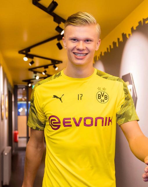 如此魔人怎能不爱？哈兰德装扮成圣诞老人为曼城小球迷派送礼物（哈兰德化身圣诞老人给曼城小球迷送礼，这样的魔人谁会不爱？）