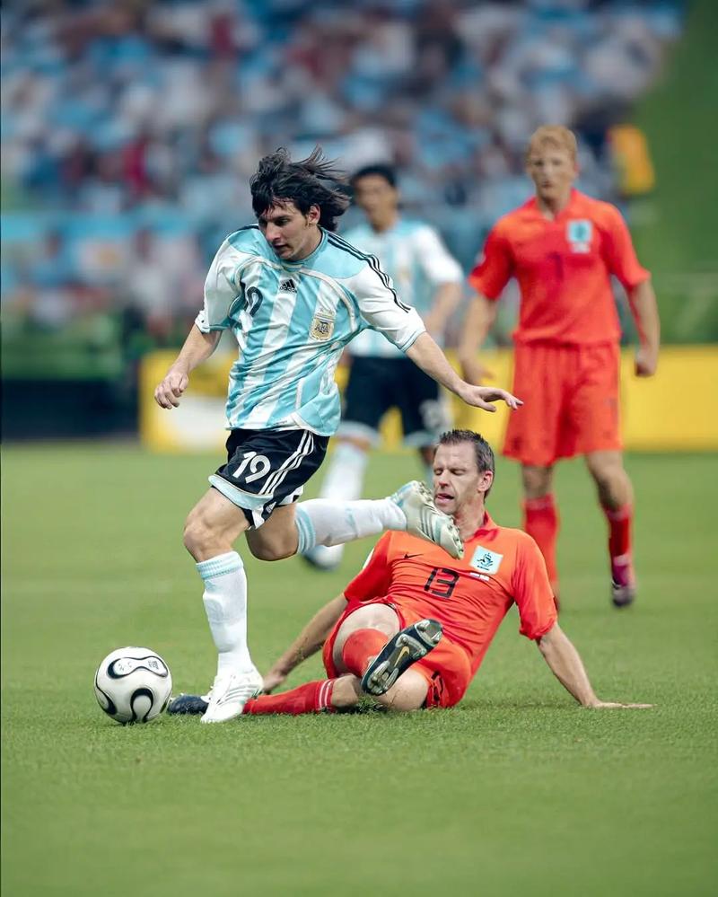 挑事？每日邮报称安东尼比赛中头槌犯规，逃过一张红牌（每日邮报：安东尼疑似头槌犯规，裁判未出红牌）