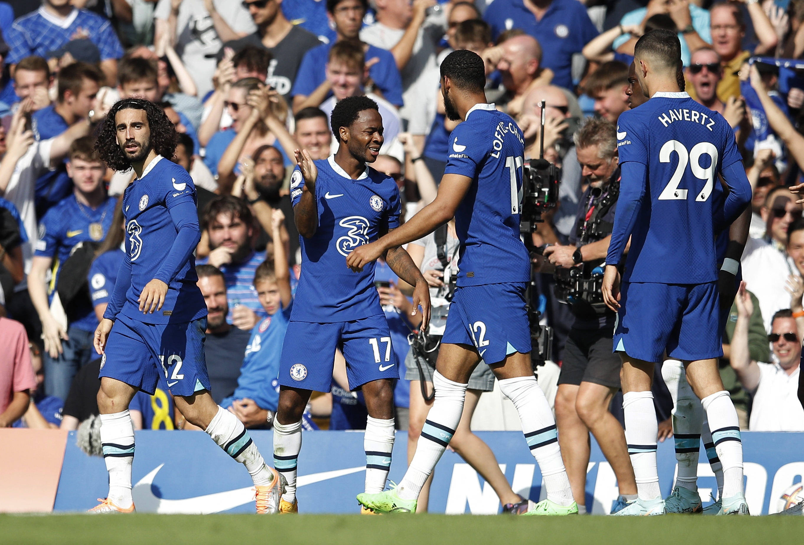 29分大败想起他了？湖人球迷群体高呼勒布朗！美网友让东里给老詹道歉（29分惨败后，湖人球迷齐呼勒布朗，美网友要求东里向老詹致歉）